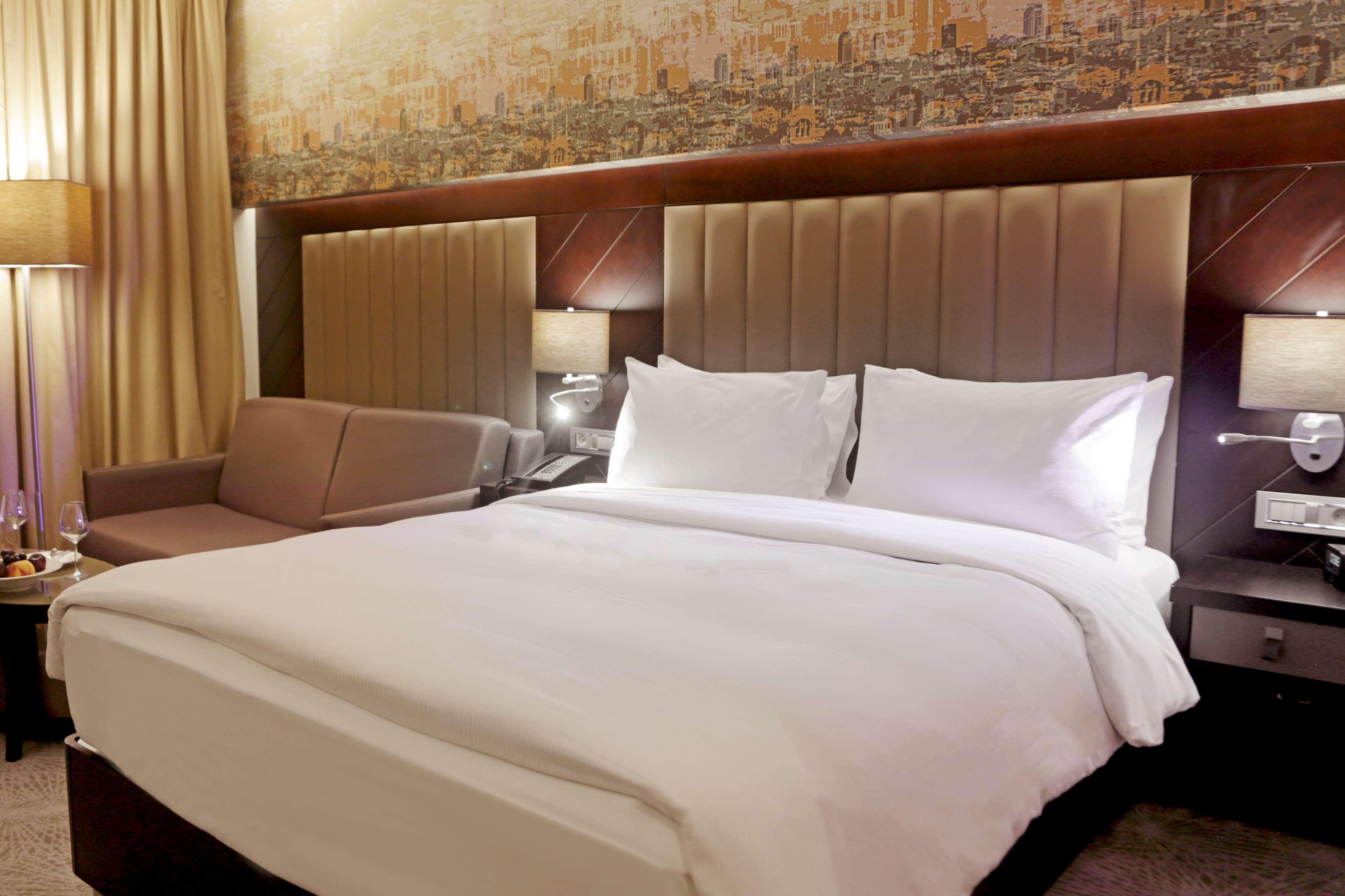 Doubletree By Hilton Istanbul Umraniye Hotel Bagian luar foto A bed