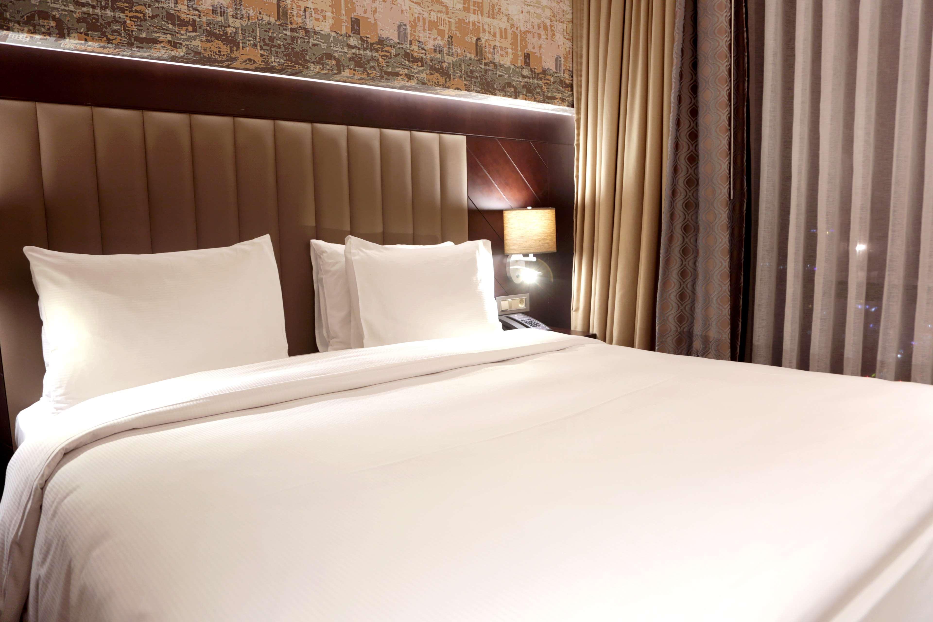 Doubletree By Hilton Istanbul Umraniye Hotel Bagian luar foto A bed