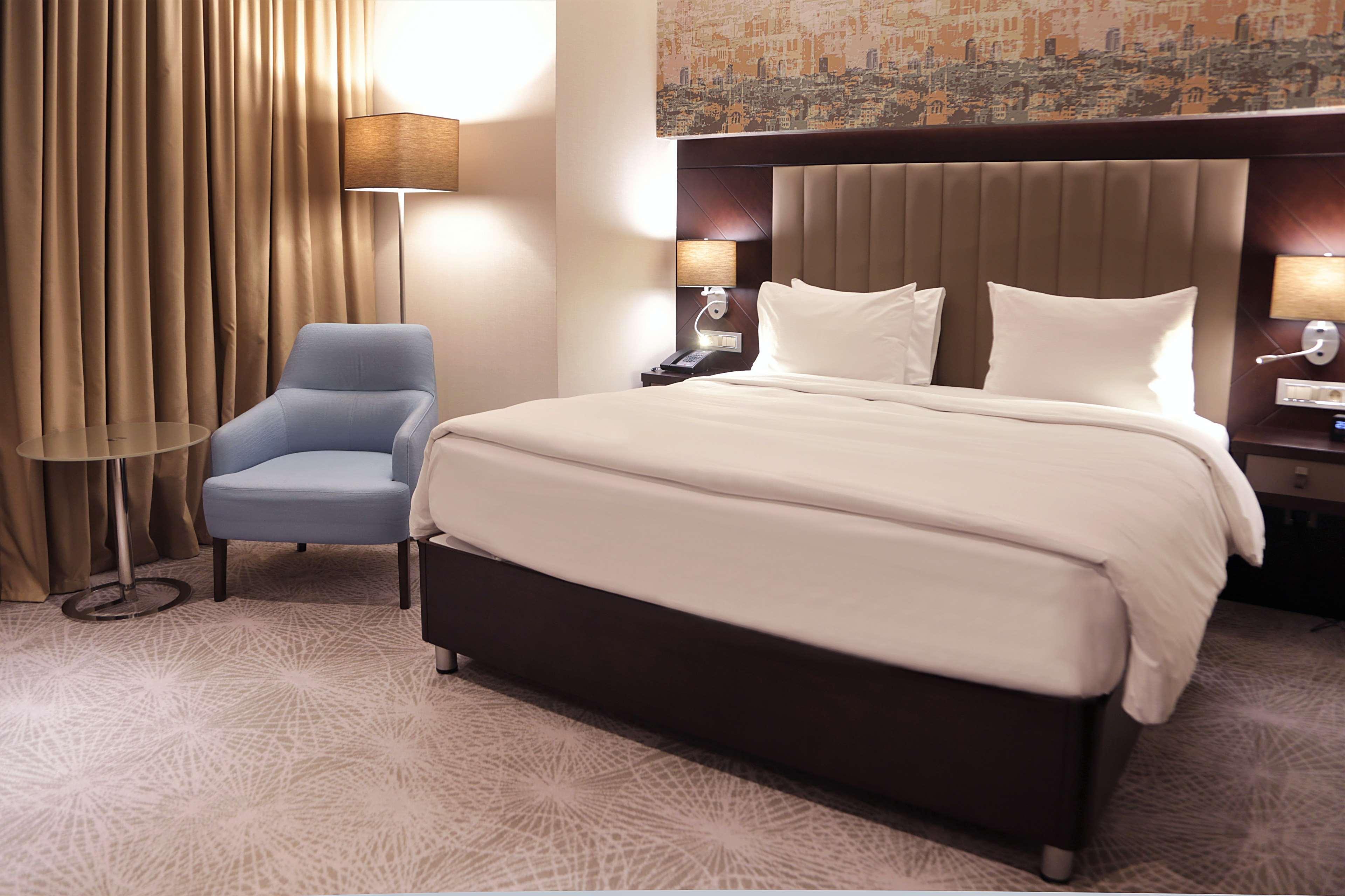 Doubletree By Hilton Istanbul Umraniye Hotel Bagian luar foto A room at the hotel