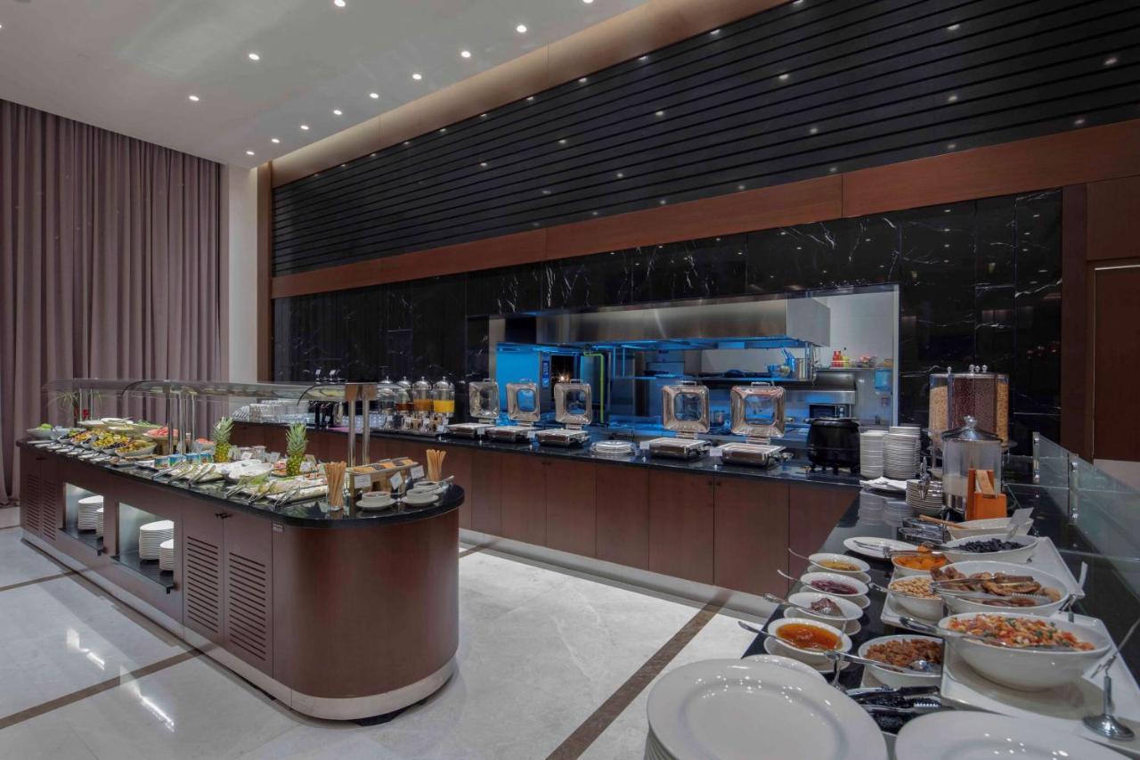 Doubletree By Hilton Istanbul Umraniye Hotel Bagian luar foto The buffet at the lounge
