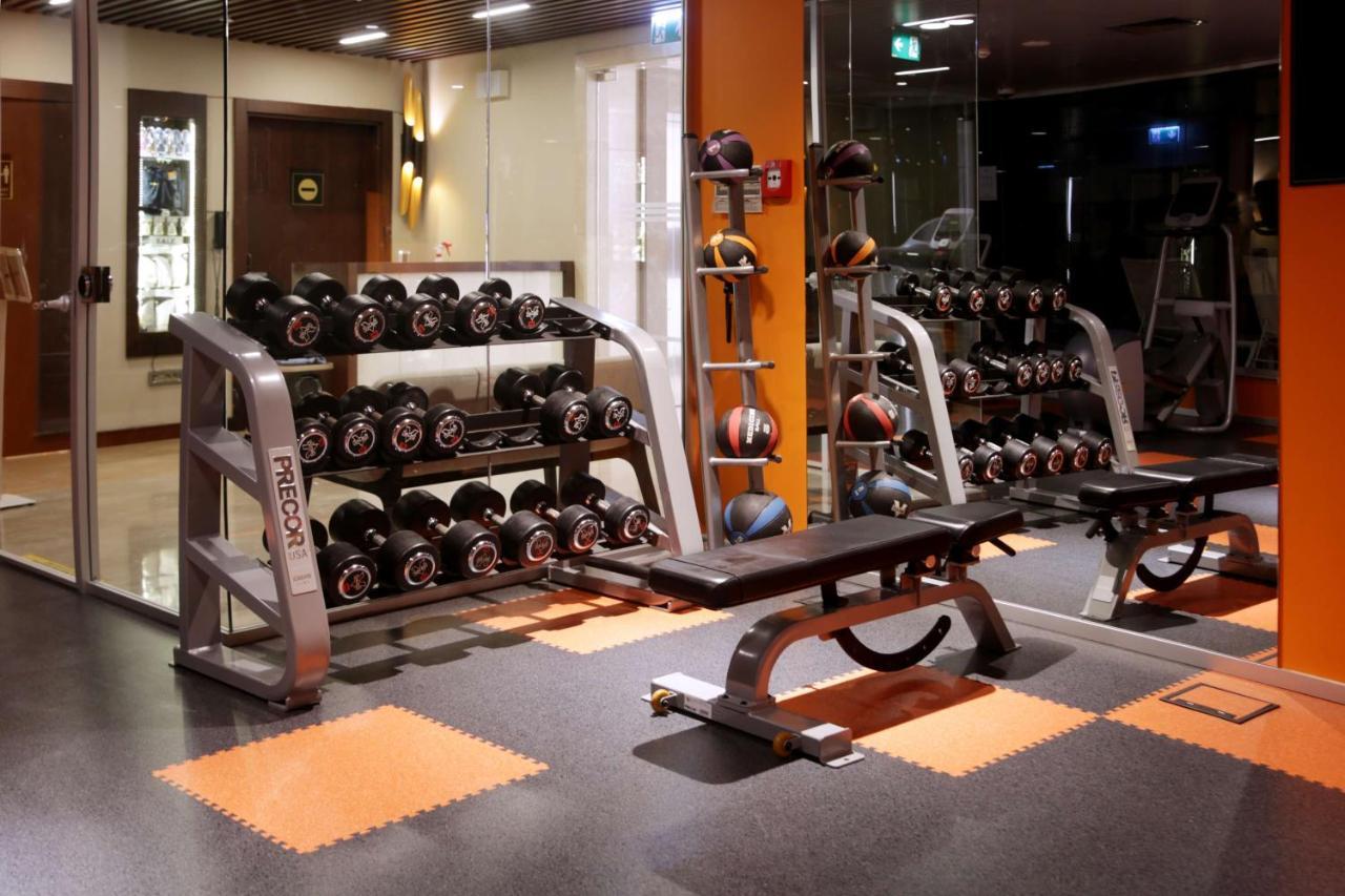 Doubletree By Hilton Istanbul Umraniye Hotel Bagian luar foto A gym in a hotel